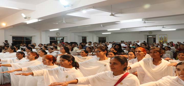 Audience taking the oath